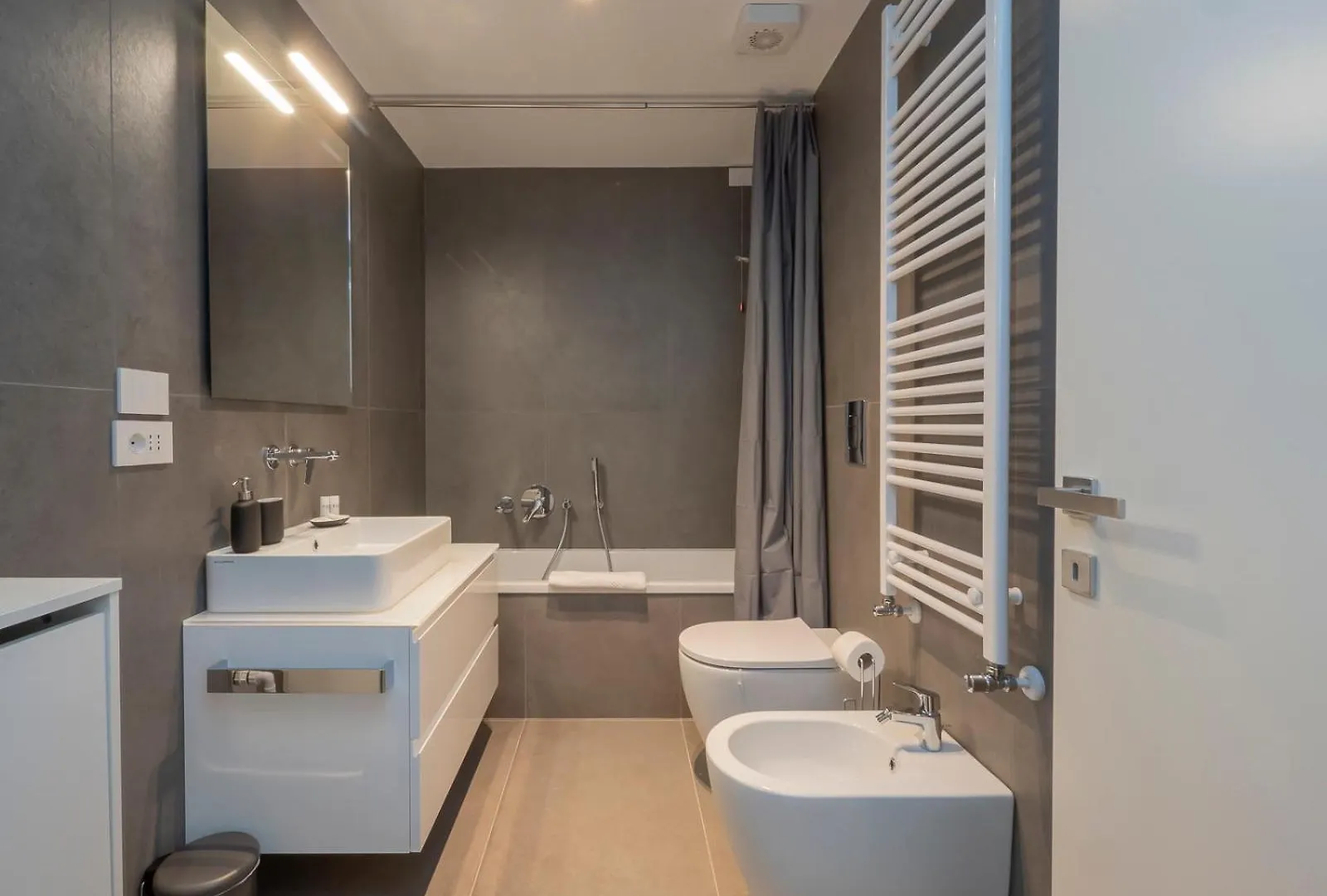 Modern Two-Room Suite In Corso Buenos Aires Milan Italie